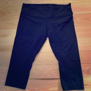 Lululemon VGUC Wunderunder crops size 12